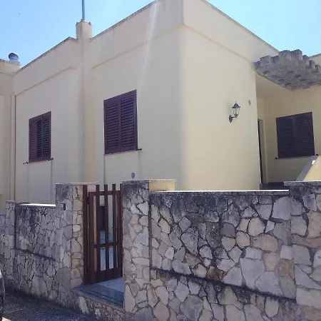 Casa Leo Homestay *